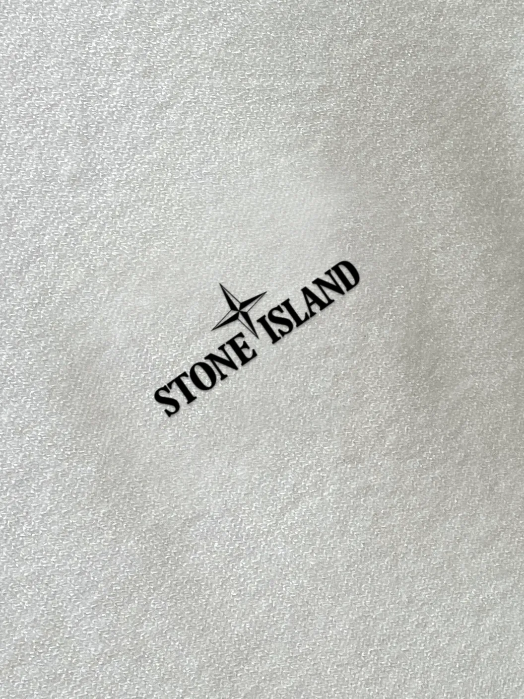 P220 Stone Island, the new turtleneck woolen sweater has a delicate and soft feel that can be directly contacted with the skin, allowing the warm yarn to change into a delicate texture. The top-notch craftsmanship is very distinctive and colorful, and the style is simple, elegant and exquisite. The three-dimensional tailoring design makes the entire sweater full of youthful vitality and vitality. It is recommended as a must-have for autumn and winter. Size M-3XL